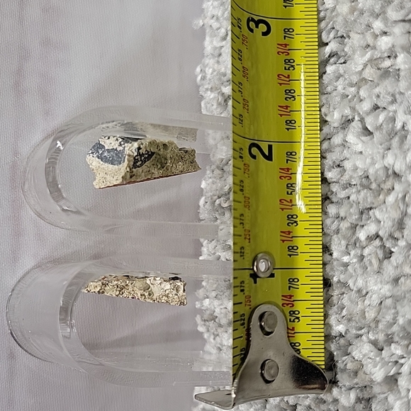 Genuine Piece of the Berlin Wall in an Acrylic Display the Left One - Picture 3 of 5